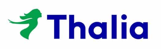 Grüne Profilsilhouette einer Frau mit wallendem Haar neben dem blauen Text „Thalia“ auf weißem Hintergrund.